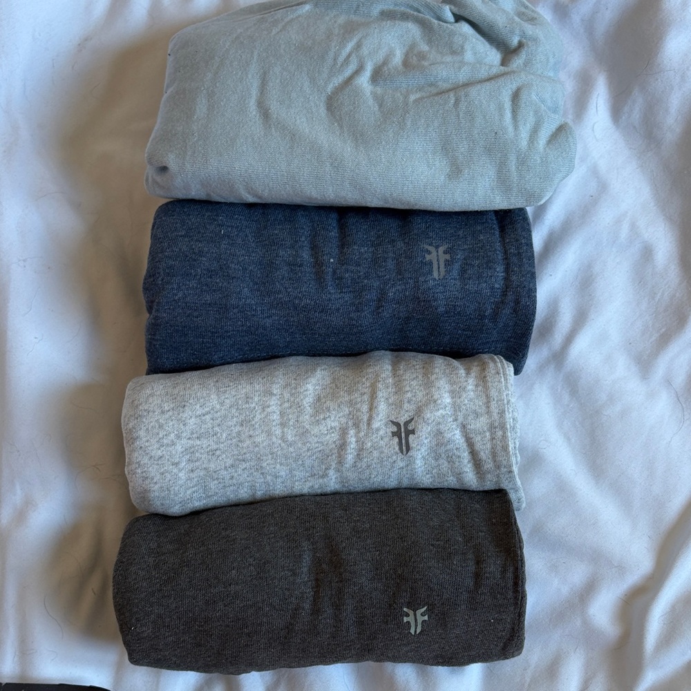 Super soft!! Frye Men's Crew Neck T-Shirts 4-Pack in Blue and Gray - Picture 5 of 5